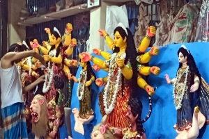 শেষ মুহুর্তে রঙ তুলির ছোঁয়ায় স্বরূপে ফিরছেন দেবী দূর্গা
