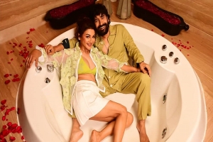 কার সঙ্গে রোমান্টিক পোজে জয়া আহসান?