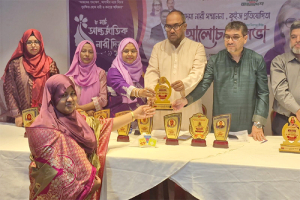 গণতান্ত্রিক ও ভোটাধিকার পুনরুদ্ধার আন্দোলনে ভূমিকা রাখায় অদম্য নারী সম্মাননা পেলেন দিনা রহমান