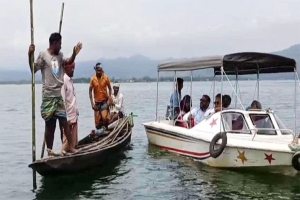 নদীর প্রবাহে বাধা দিয়ে মাছ ধরায় ৫ জনকে পুলিশে দিলেন উপদেষ্টা