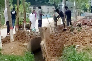 সিকৃবিতে ১৪ লাখ টাকা ব্যয়ে নির্মাণাধীন ড্রেন ভেঙে গেছে
