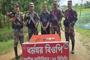 অবৈধভাবে ভারত থেকে ফেরার পথে সীমান্তে ব্যবসায়ী আটক