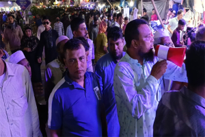 চাঁদাবাজির বিরুদ্ধে কঠোর অবস্থানে ফুটপাত ব্যবসায়ীরা, চাঁদা না দিতে রাস্তায় মাইকিং