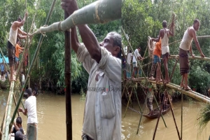 শিমুলতলায় স্থানীয়দের উদ্যোগে বাঁশের সাঁকো নির্মাণ 